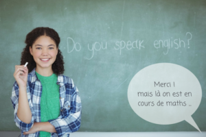 Jeune fille devant un tableau d'école