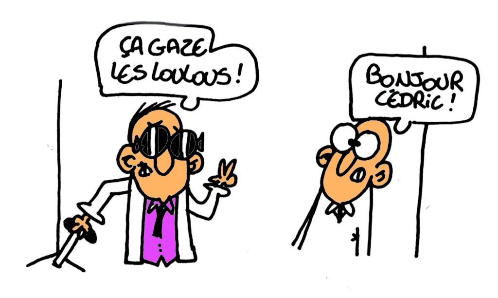 Un homme arrive de la gauche. Il porte des lunettes de soleil, une veste blanche et une chemise violette. Il a un air assuré. "Ca gaze les loulous ?". Son collègue est en face de lui. Il a un t-shirt blanc et un air étonné. "Bonjour Cédric !"