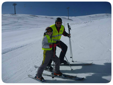 Emilien et son père sur les pistes de ski