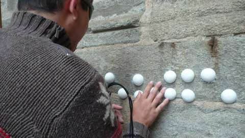 Photo d'un non-voyant qui découvre un graffiti en braille