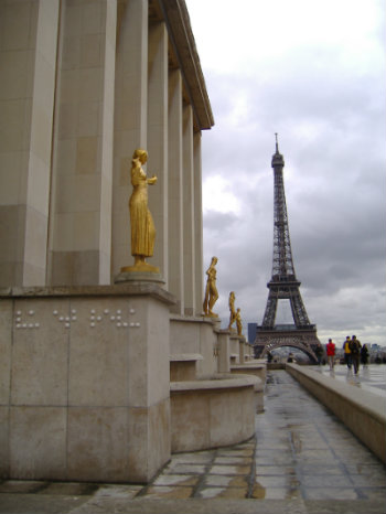 Photo d'un graffiti en braille de The Blind devant la Tour Eiffel : "Vu et revu"