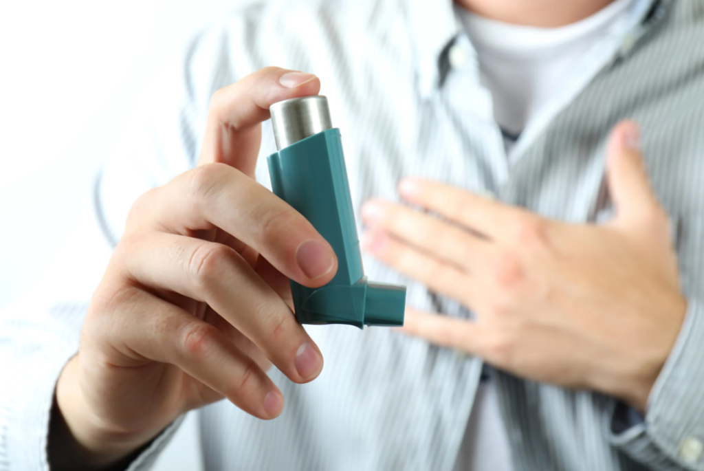 Inhalateur tenu par une personne asthmatique