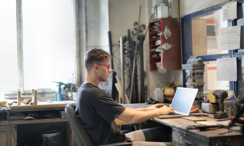 Personne travaillant dans son bureau. 