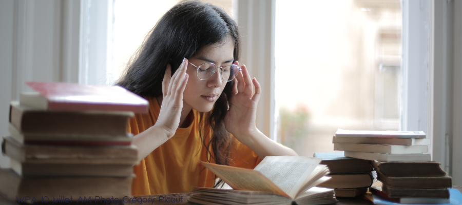 Personne fatiguée se touchant les tampes