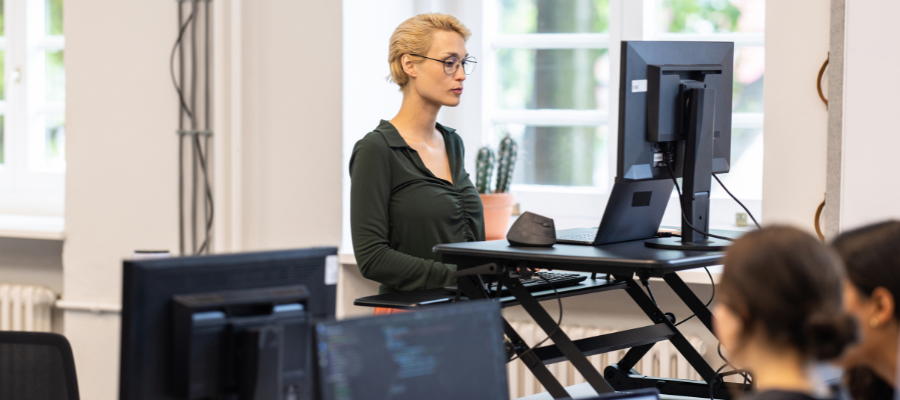 Bureau aménagé et ergonomique