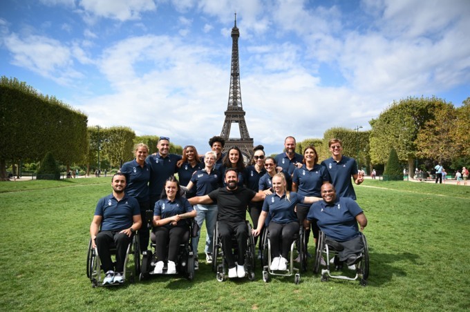 Le drapeau olympique à Paris lundi 9 août