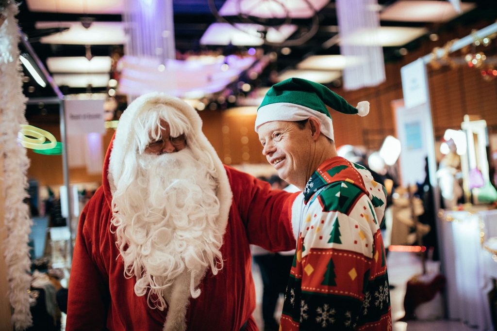 Lionel avec le Père Noël des Halles inclusives